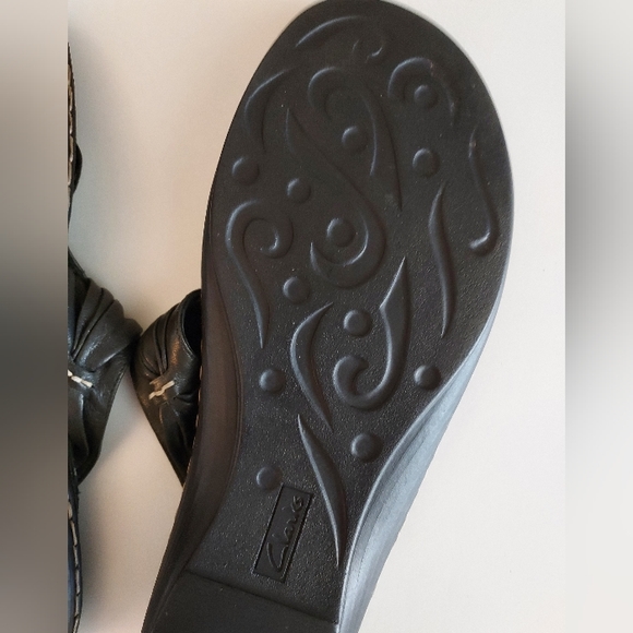 CLARK'S thong Sandals, Black leather, size 10, 1 1/2" heel - Picture 4 of 5